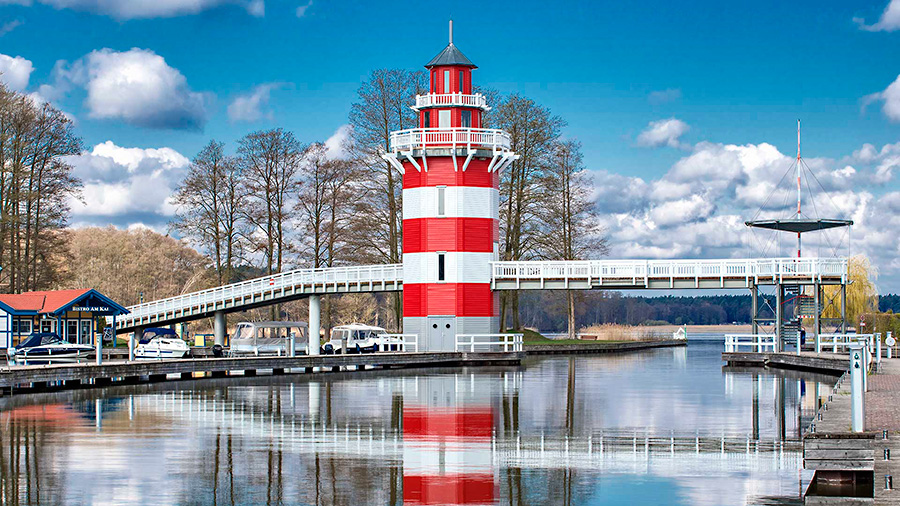 Hafendorf Rheinsberg - Blick auf den Leuchtturm